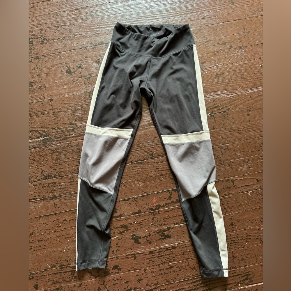 Color blocked neutral minimalist Reebok small leggings